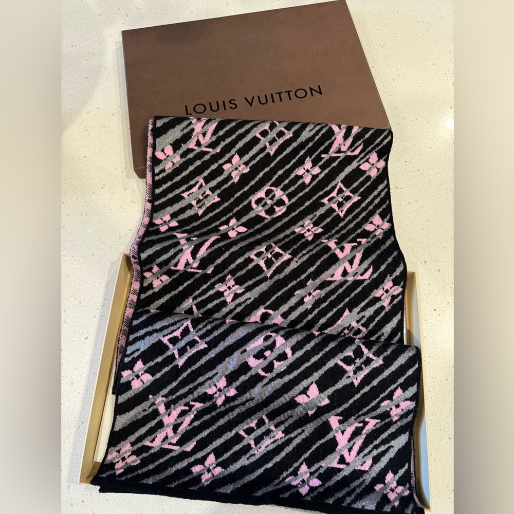 RARE Louis Vuitton Reversible Epi Storm scarf